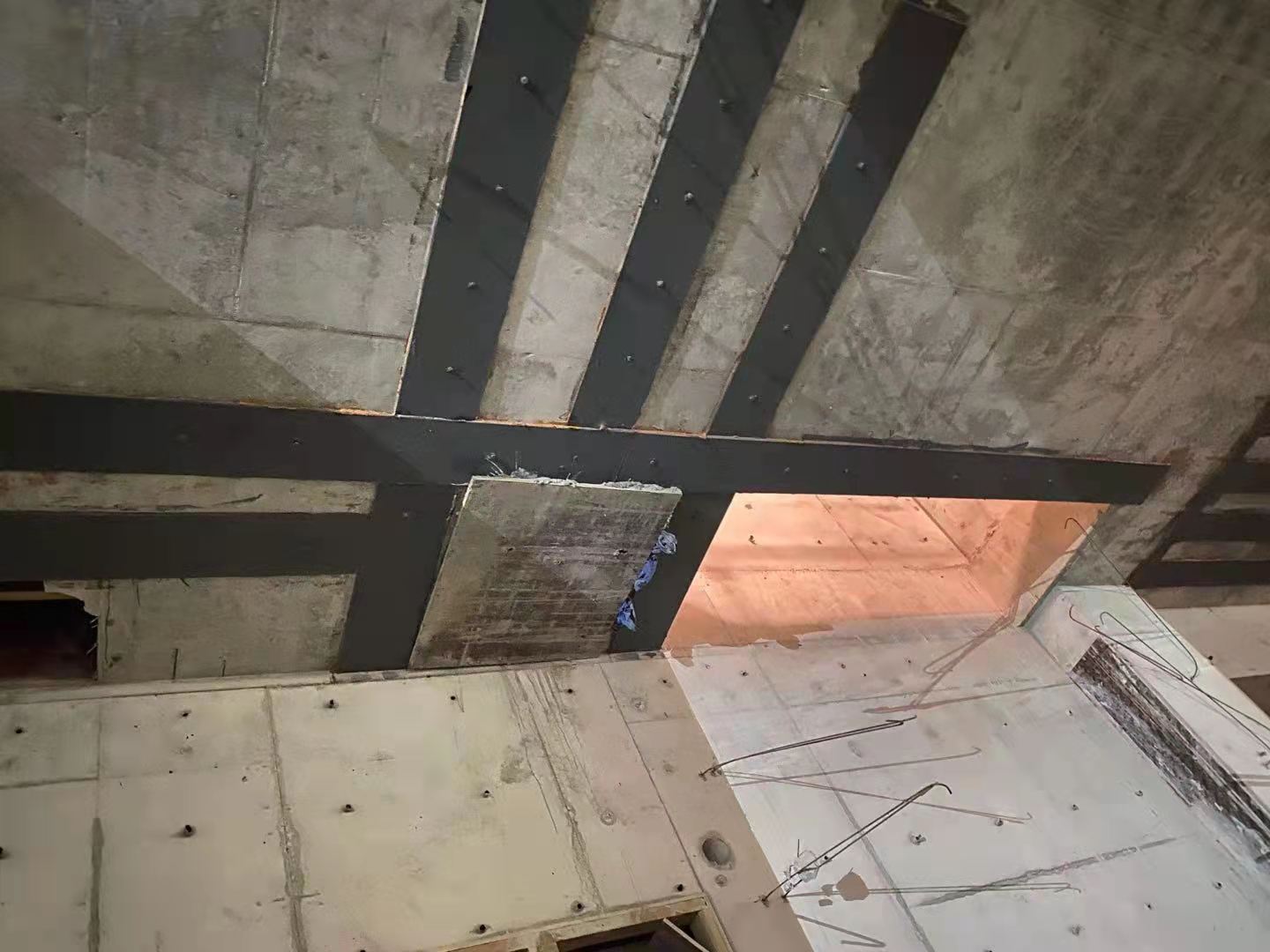 海州楼板开洞用粘钢加固还是碳纤维布加固